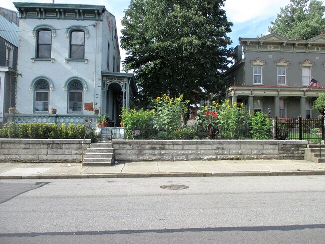 Primary Photo - 914 York St