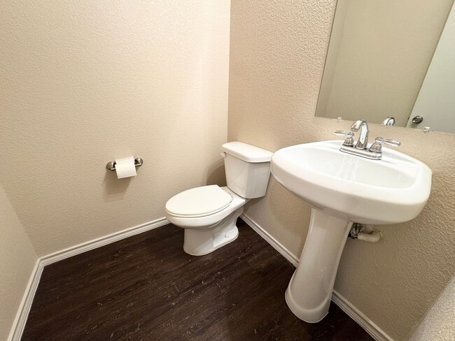 Building Photo - Updated 4 Bed 2.5 Bath Home - Close to TWU!