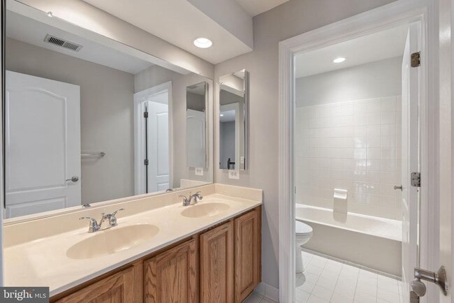 Building Photo - 15436 Symondsbury Way