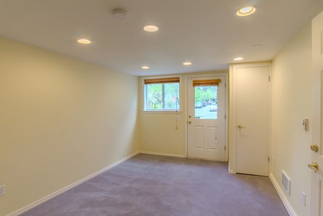 Building Photo - 3Bd/1.75Ba Seattle House