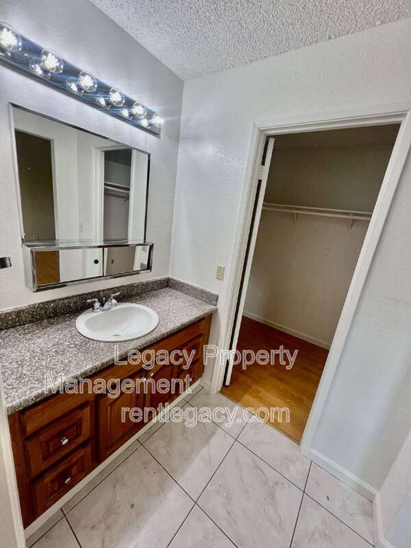 Building Photo - 827 Crested Dr