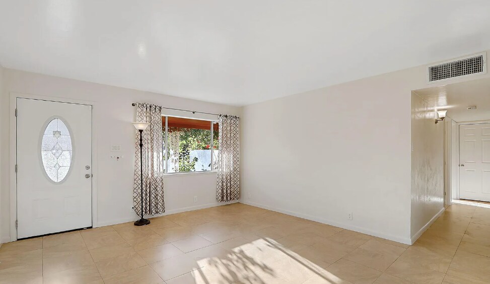 Building Photo - 2110 Thomas Dr
