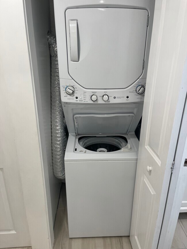 Building Photo - 127 Monroe Dr