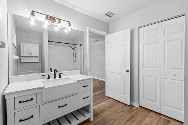Building Photo - Experience a breezy lifestyle in the convenient Eagle Point subdivision!