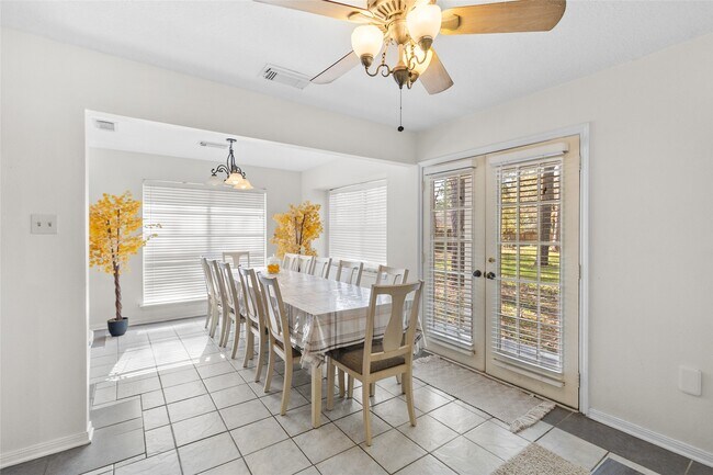 Building Photo - 117 E Park Dr