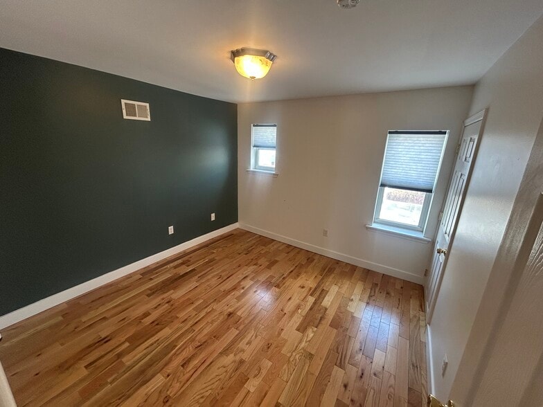 Building Photo - 2027 E Sergeant St