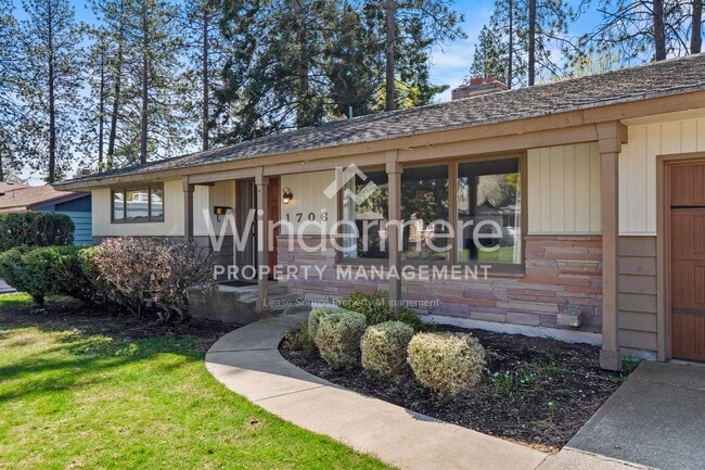 Building Photo - Fantastic Updated South Hill Rancher 3 Bedroom 2 Bath with Hardwood throughout