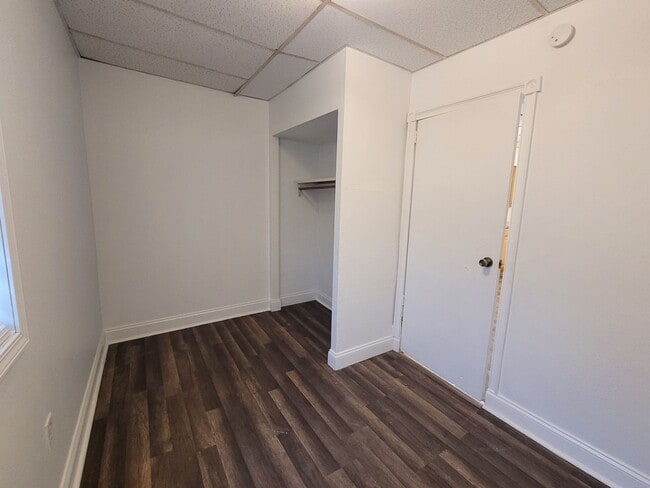 Building Photo - 555 W Hallam Ave