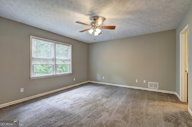 Building Photo - 604 Cloudland Dr