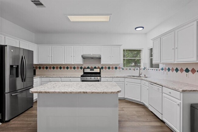 Building Photo - 4433 Chickasaw Ct