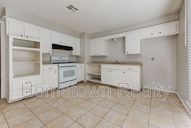 Building Photo - 208 W Shadywood Dr