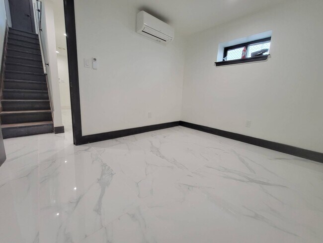 Building Photo - 2736 E 21st St