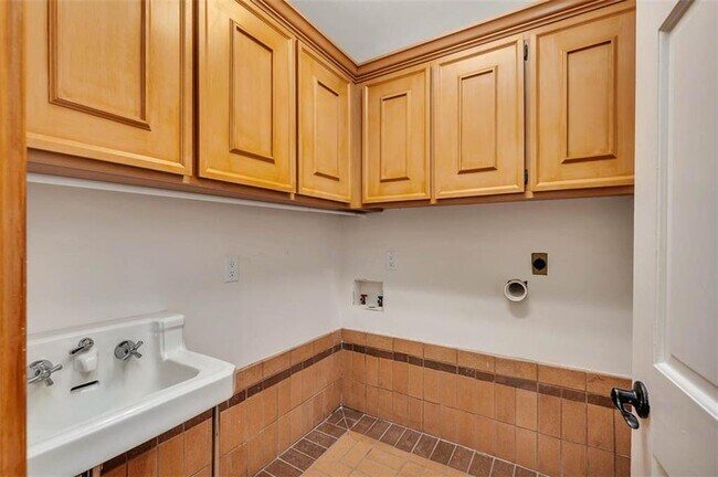 Building Photo - 210 Settlers Rd