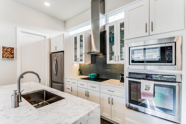 Kitchen - 5914 Lindell Ave