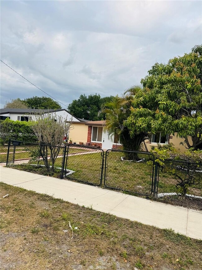 Building Photo - 2411 Rodman St