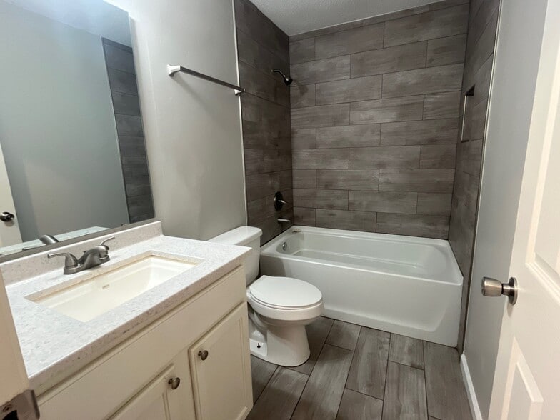 Building Photo - 18 Foxboro Cv