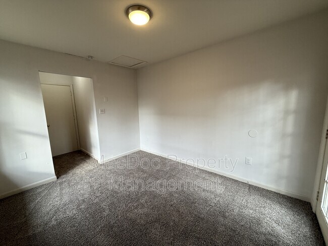 Building Photo - 227 Bend Farm Rd