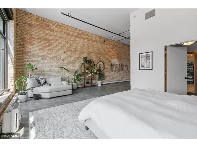 Building Photo - 404 N Washington Ave