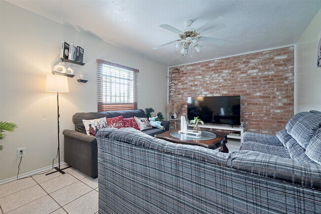 Building Photo - 12223 Sharpview Dr