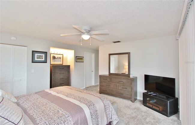 Building Photo - 9635 Greenskeeper Dr