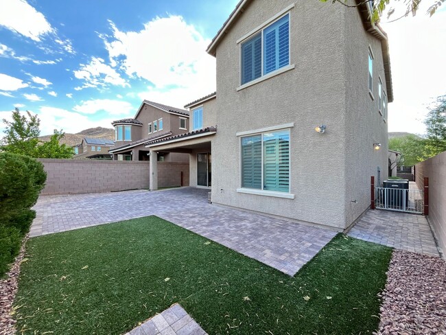 Building Photo - 4-bedroom, 4-bathroom home in the vibrant ...