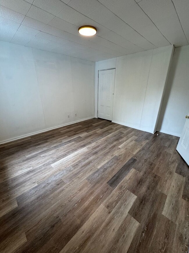 Building Photo - 3 Bedroom 1 Bath Minutes Away from the City!