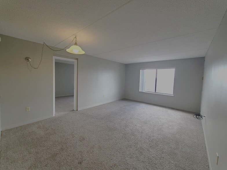 Building Photo - 25 S Point Dr