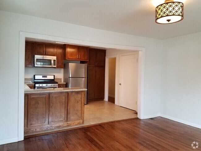 Building Photo - 2102 S Palm Grove Ave