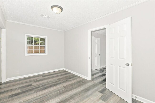 Building Photo - 596 Crestmont Ct
