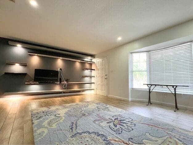 Building Photo - 9148 Oakwood Dr