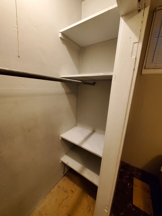 Building Photo - Large 1 bedroom remodeled apartment, washe...