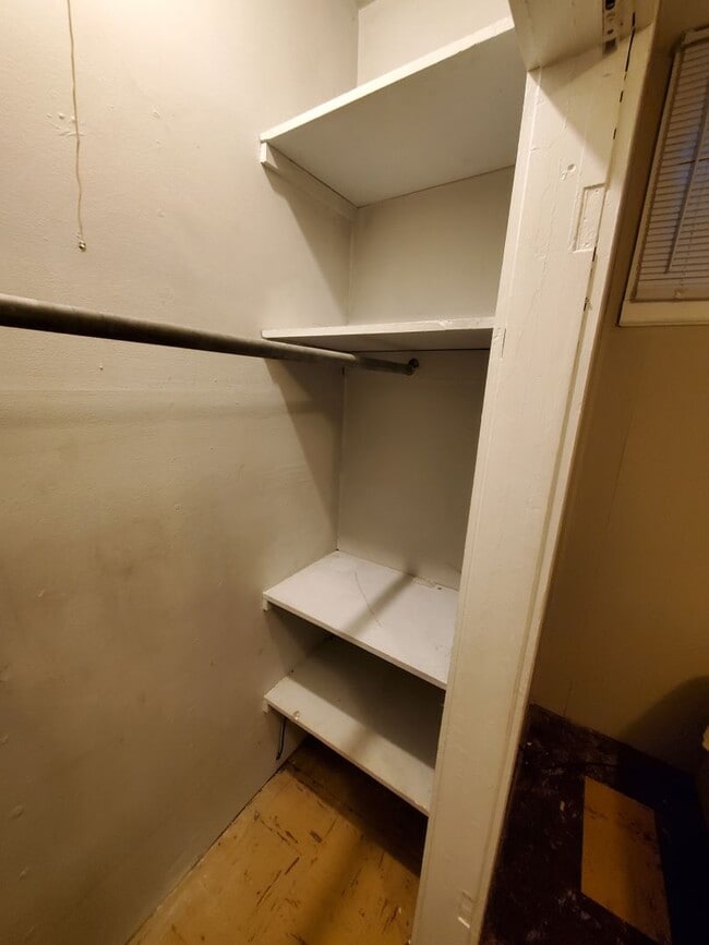 Building Photo - Large 1 bedroom remodeled apartment, washer/dryer hookups