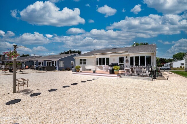 Building Photo - 251 Westbrook Dr