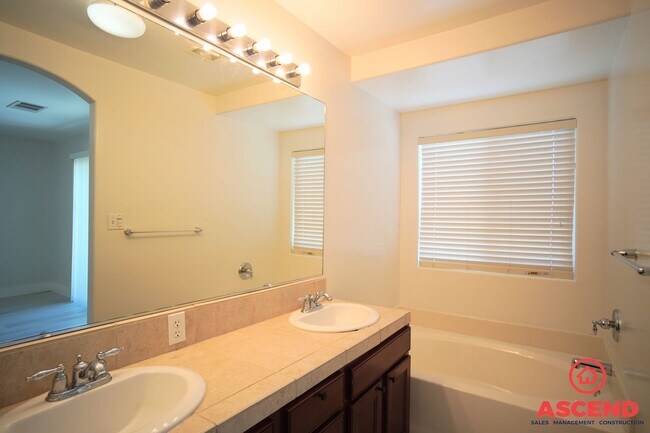 Building Photo - Lovely Home in Southwest Bakersfield!-SOLA...