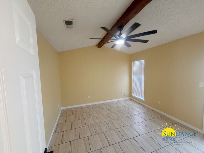 Building Photo - Adorable 3 Bedroom Home in Bluewater Bay!