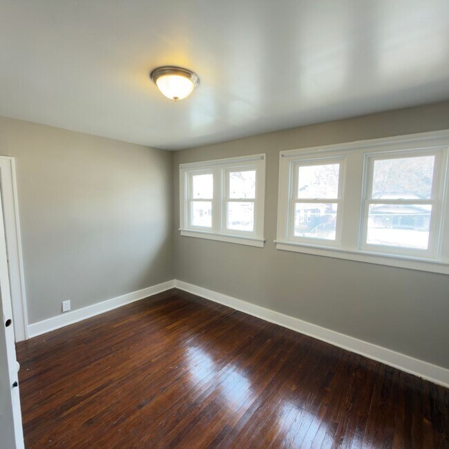 Building Photo - Charming 3 bedroom home with laundry included!