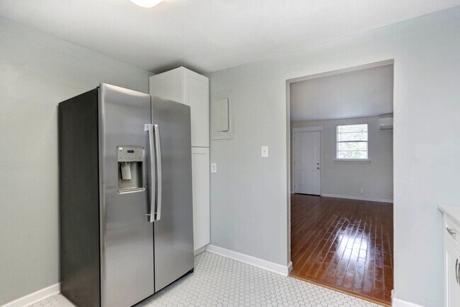 Building Photo - One block from Historic District - Renovated Two Bedroom