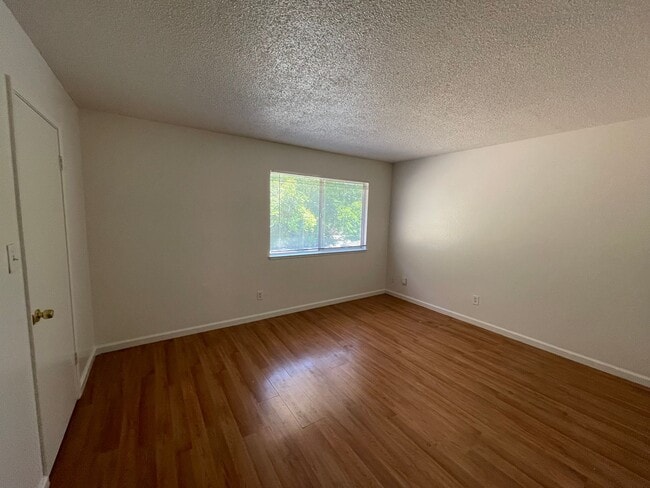 Building Photo - 2 Bedrooms in Foothill Farms