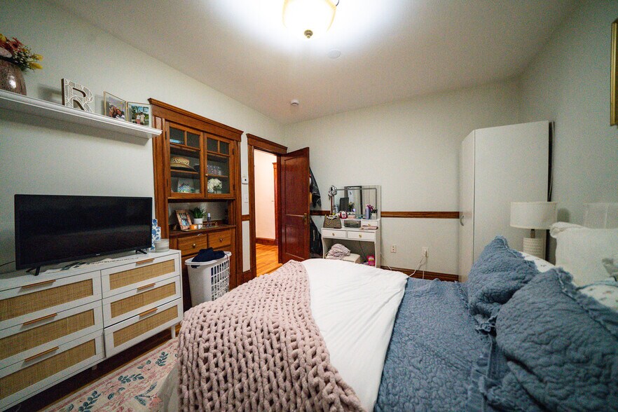 Building Photo - 202 Calumet St