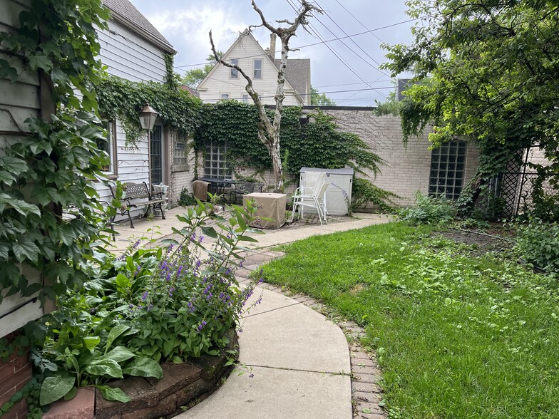 Building Photo - 2762 N Oakland Ave