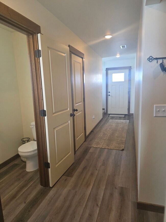 Building Photo - 3 Bedroom 2.5 Bath Condo near MSU