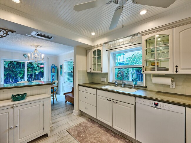 Building Photo - 3220 Oleander Way