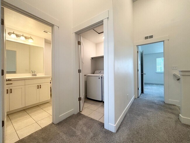 Building Photo - Bright & Beautiful Townhome in American Fork!