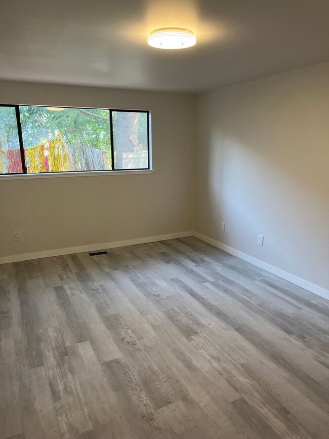 Building Photo - W55-56