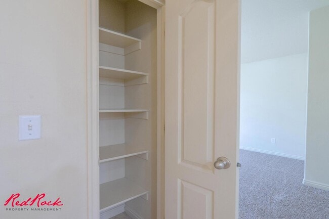 Building Photo - Fresh Carpet! Spacious 5-Bedroom Townhome