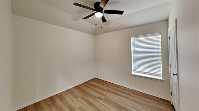 Building Photo - 11517 University Dr