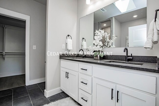 Building Photo - 118 E Mountain St