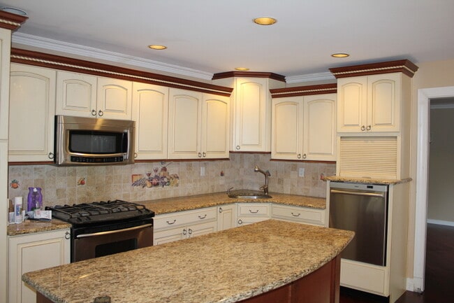 Building Photo - 85 Crenshaw Dr