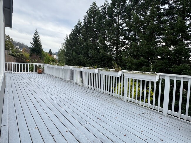 Building Photo - Skyhawk Single Level Beauty