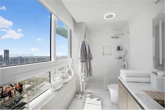 Building Photo - 1900 N Bayshore Dr